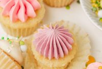 Vanilla Mini Cupcakes: Bite-Sized Party Dessert Recipe