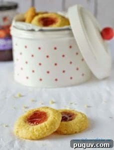 Filling cookies with jam