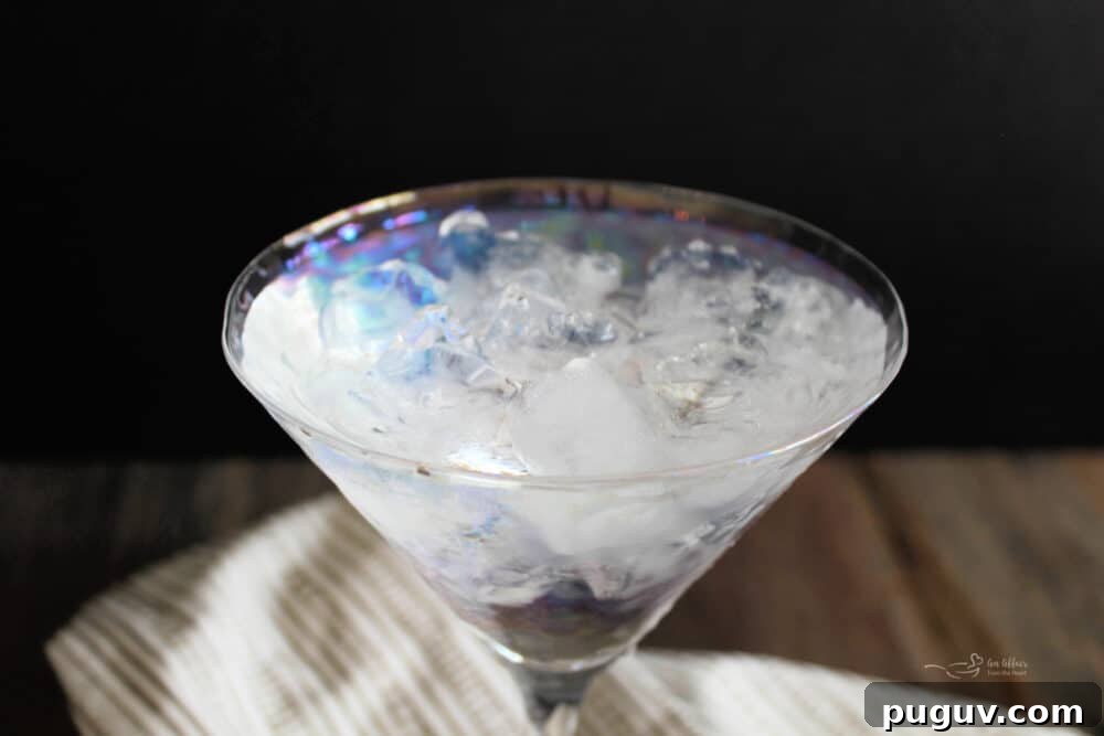 How to Make a Classic French Martini Cocktail 6 Frosted martini glass