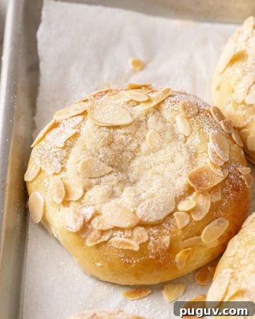 Almond croissant buns
