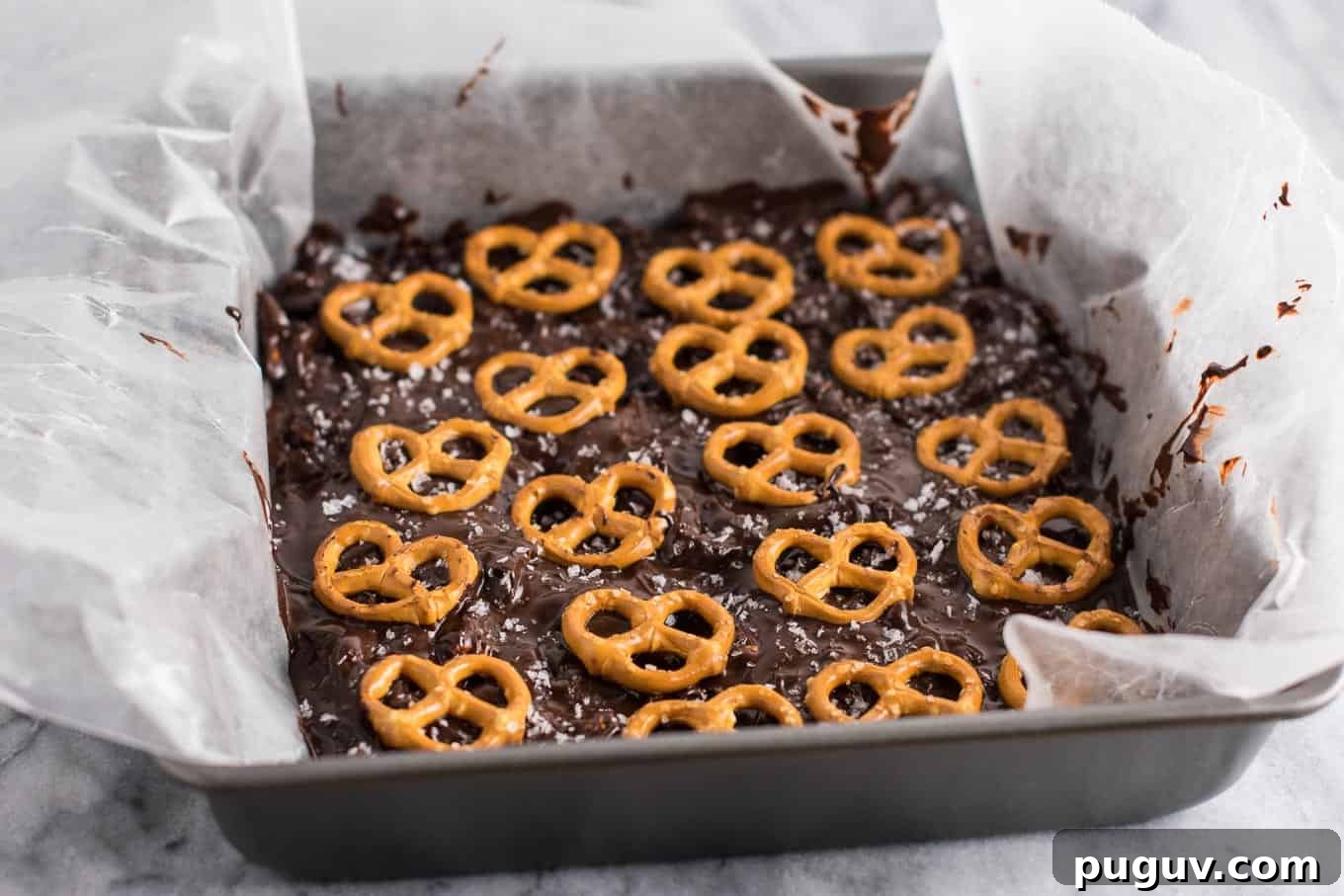 Vegan Dark Chocolate Sea Salt Pretzel Bark Recipe 5 Vegan Chocolate Sea Salt Pretzel Bark Recipe (gluten free.) An indulgent healthy dessert that is so addicting! #vegan #veganpretzelbark #dessert #chocolate #healthy #vegandessert