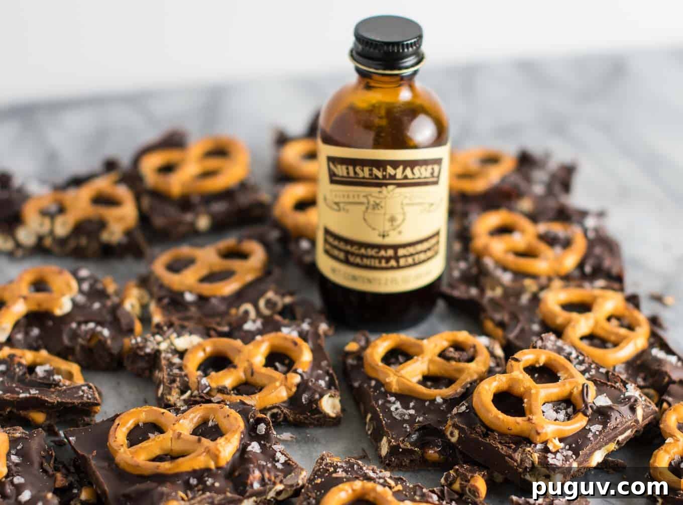 Vegan Dark Chocolate Sea Salt Pretzel Bark Recipe 6 Vegan Chocolate Sea Salt Pretzel Bark Recipe (gluten free.) An indulgent healthy dessert that is so addicting! #vegan #veganpretzelbark #dessert #chocolate #healthy #vegandessert
