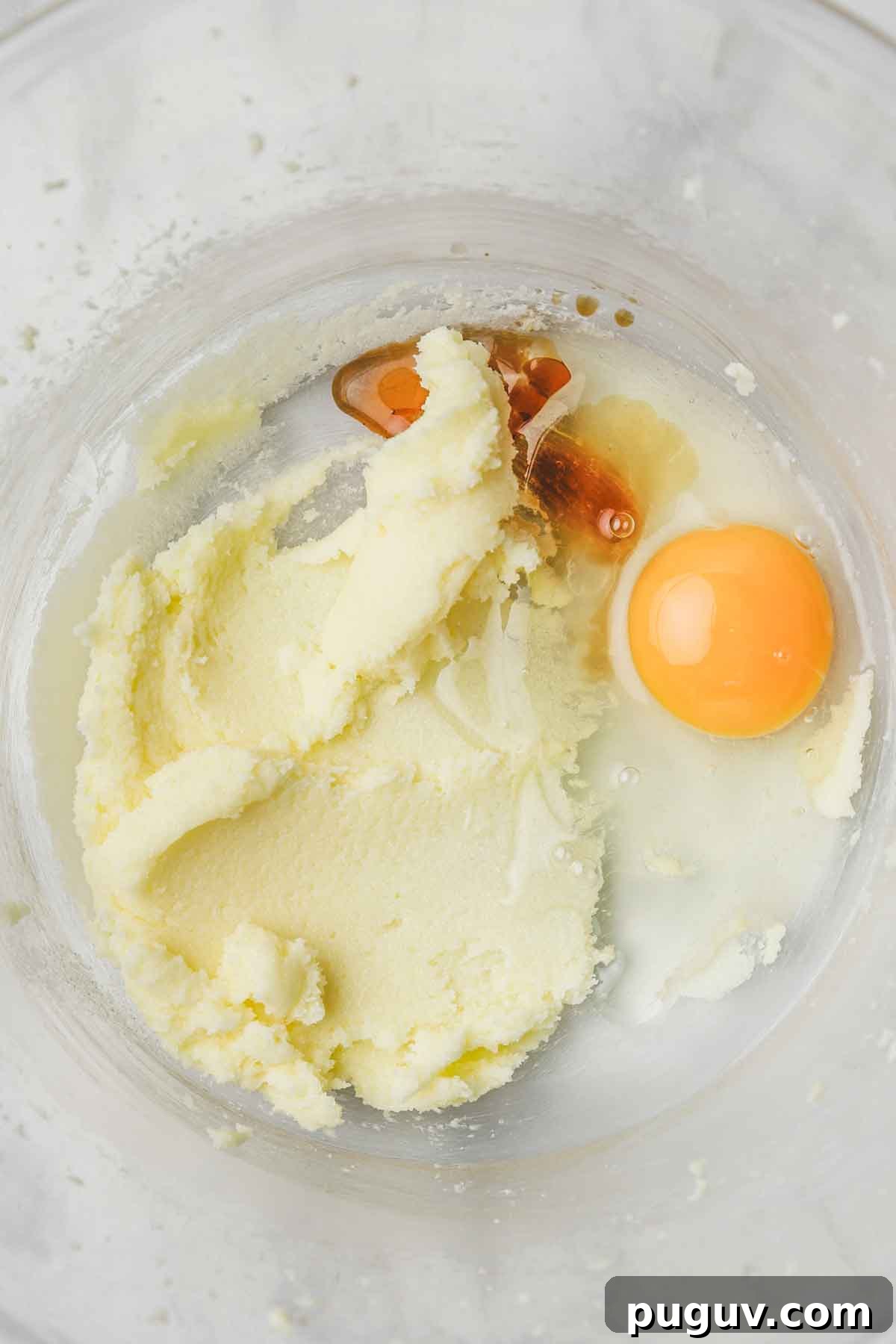 saladier avec beurre pommade et un oeuf