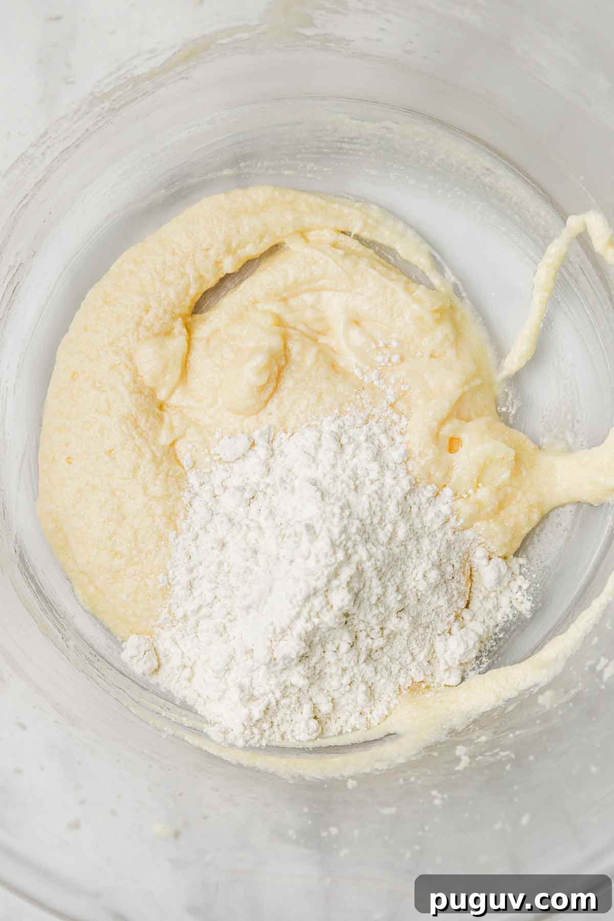 saladier avec pâte à cupcakes et farine
