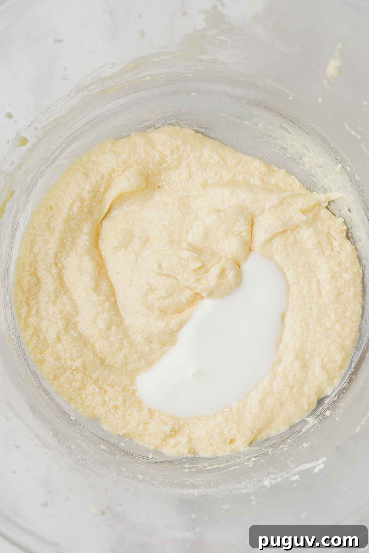 saladier avec pâte à cupcake et lait