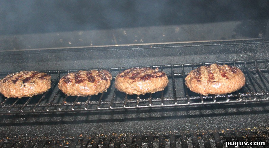 Grill a Perfect Burger: Tips for Juicy, Evenly Cooked Patties 6 Burger On Gas Grill Rack